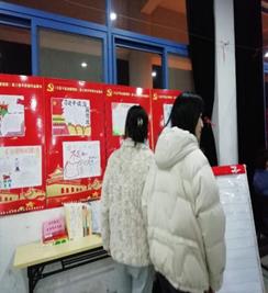 图片包含 室内, 建筑, 人, 站描述已自动生成